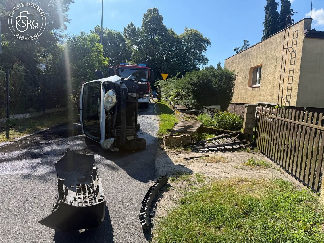 Dramat w Moszycach! Samochód dachował i rozwalił ogrodzenie