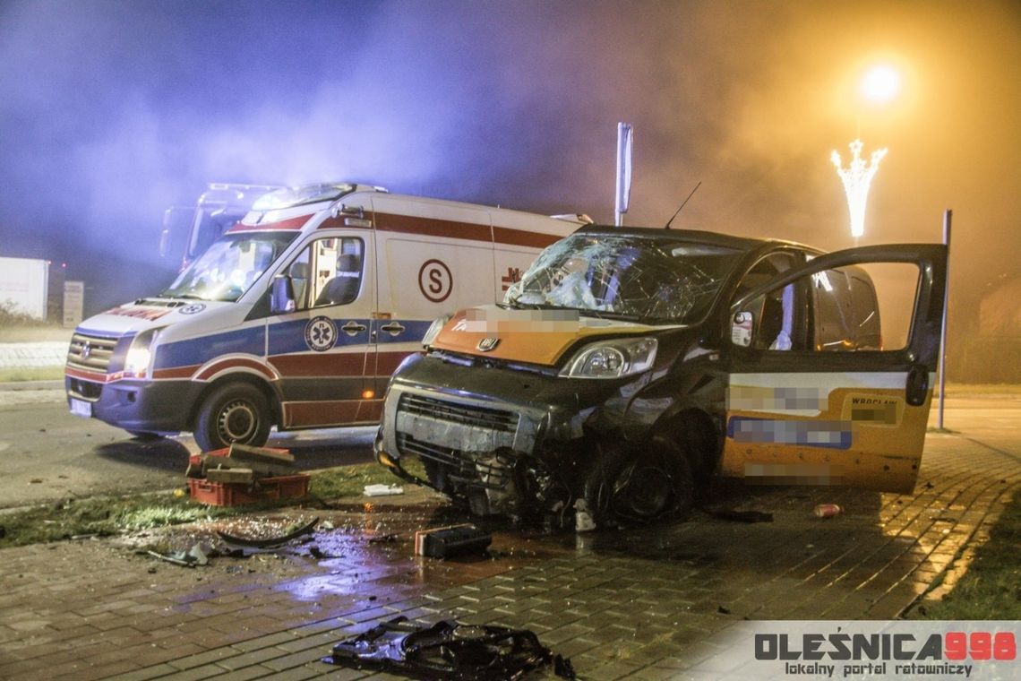 Dramatyczny wypadek taksówki na rondzie w Oleśnicy