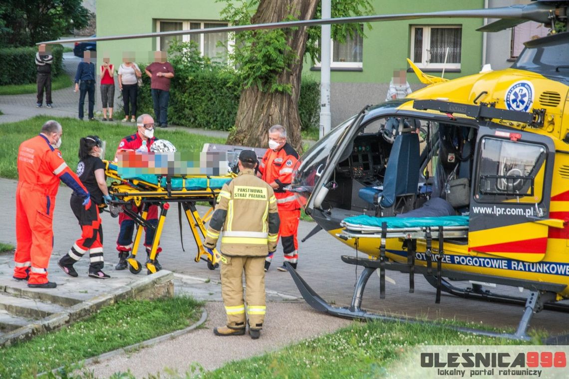 Dramatyczny wypadek w centrum Oleśnicy. Dzewczynka wbiegła pod samochód. Opiekunowie byli pijani...