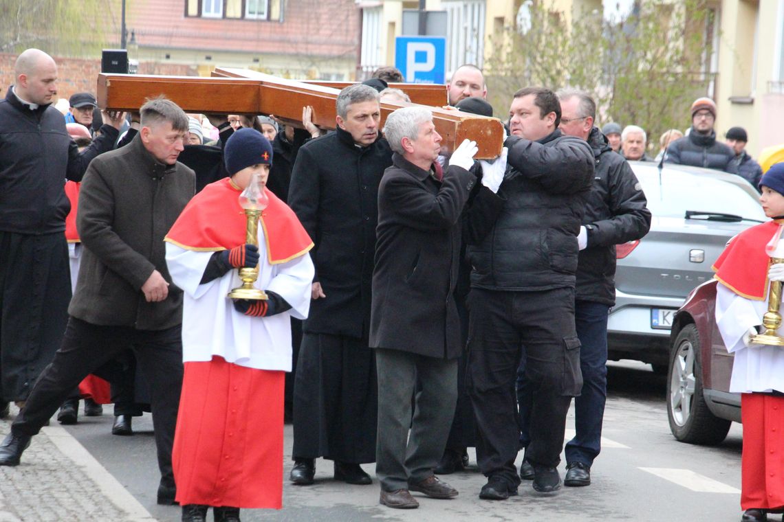 Droga Krzyżowa w Oleśnicy. Wierni modlili się o pokój na świecie