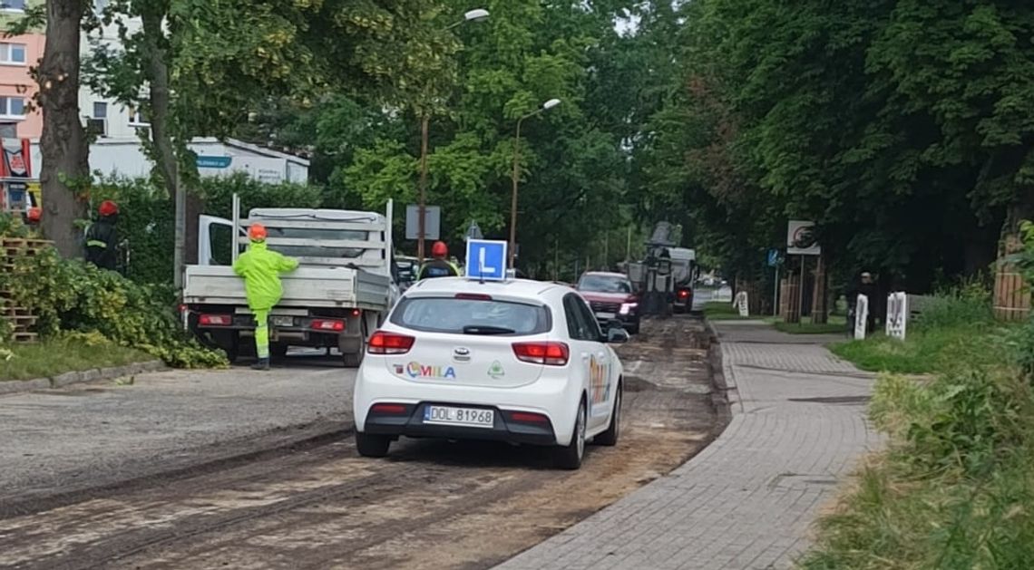 Drogowy armagedon na Kopernika w Oleśnicy. Kierowcy jeżdżą obok ciężkich maszyn Drogowy armagedon na Kopernika w Oleśnicy. Kierowcy jeżdżą obok ciężkich maszyn