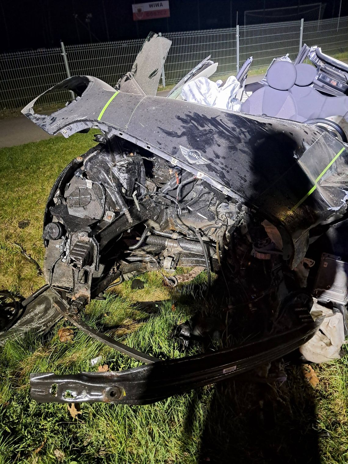 Dwa auta zderzyły się czołowo, dwie osoby ranne Dwa auta zderzyły się czołowo, dwie osoby ranne