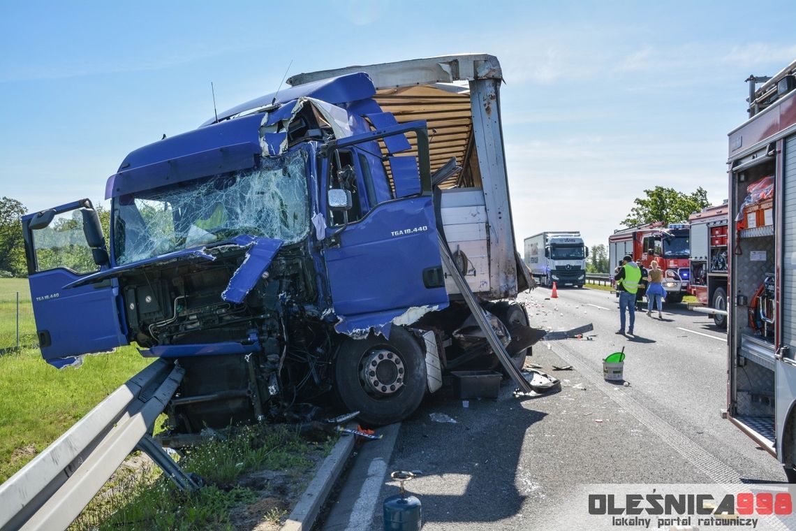 Dwa wypadki na S8 w Oleśnicy - poszkodowani zabrani przez LPR