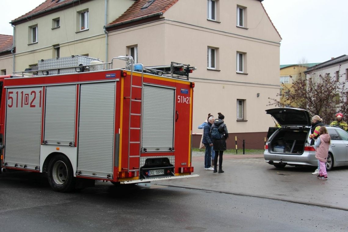 Dym spod maski bmw na Krzywoustego w Oleśnicy