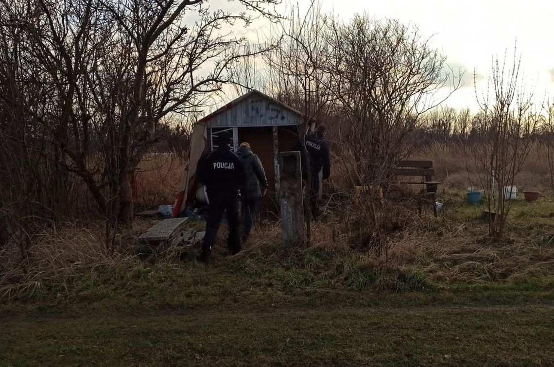 Dzielnicowi z Bierutowa sprawdzają, gdzie przebywają bezdomni