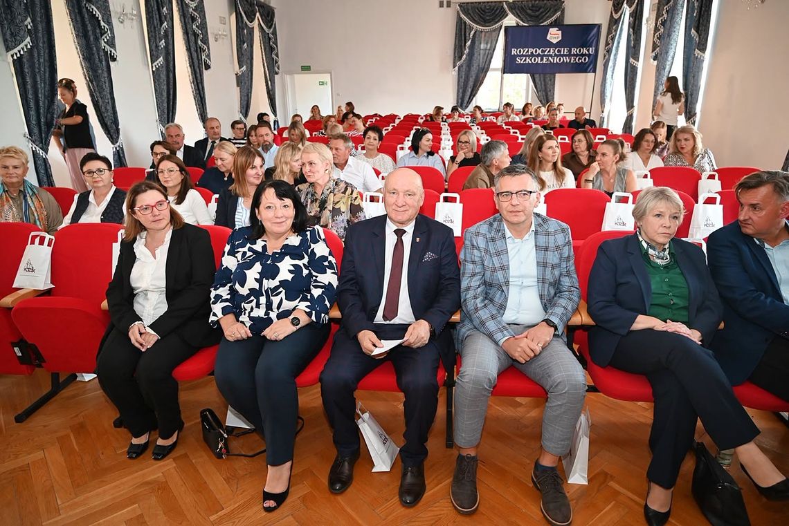 Edukacja na zakręcie. AI, fake newsy i mocne słowa kurator oświaty na zamku w Oleśnicy