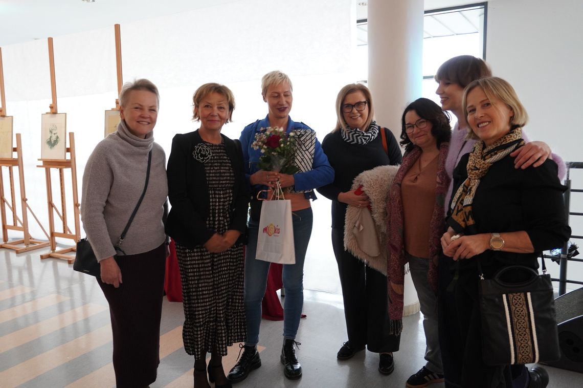 Emocjonujący wernisaż Patrycji Łukomskiej w Oleśnicy. 17-latek spontanicznie otworzył wystawę muzyką