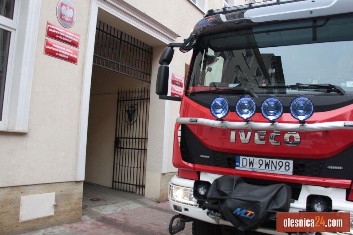 Fałszywy alarm bombowy w sanepidzie w Oleśnicy. Groźba e-mailem z zagranicy – sprawdzają budynek i kamienice