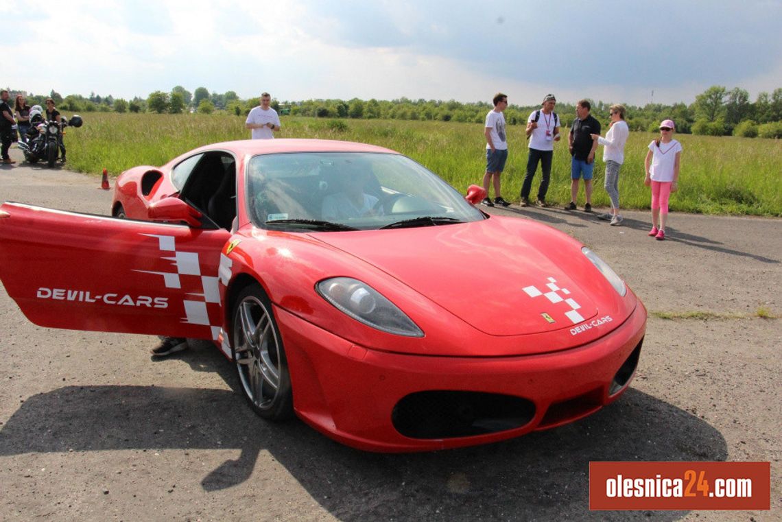Ferrari i porsche na lotnisku w Oleśnicy