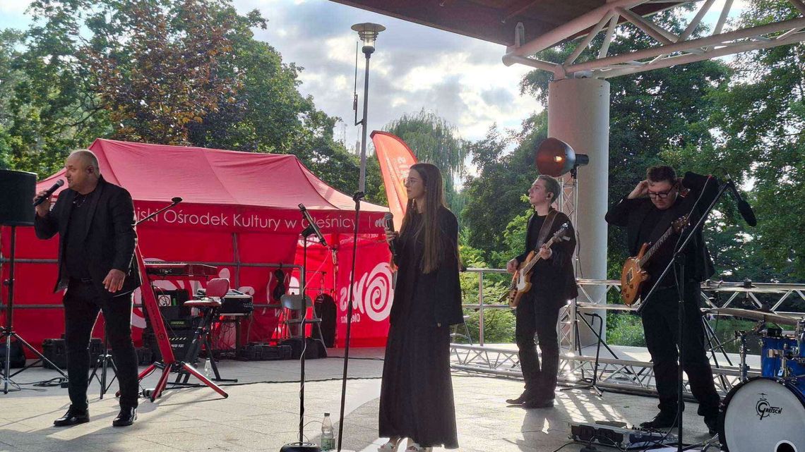 Fryt Band w Amfiteatrze nad Stawami. Energia, przeboje i wspólne śpiewanie Fryt Band w Amfiteatrze nad Stawami. Energia, przeboje i wspólne śpiewanie