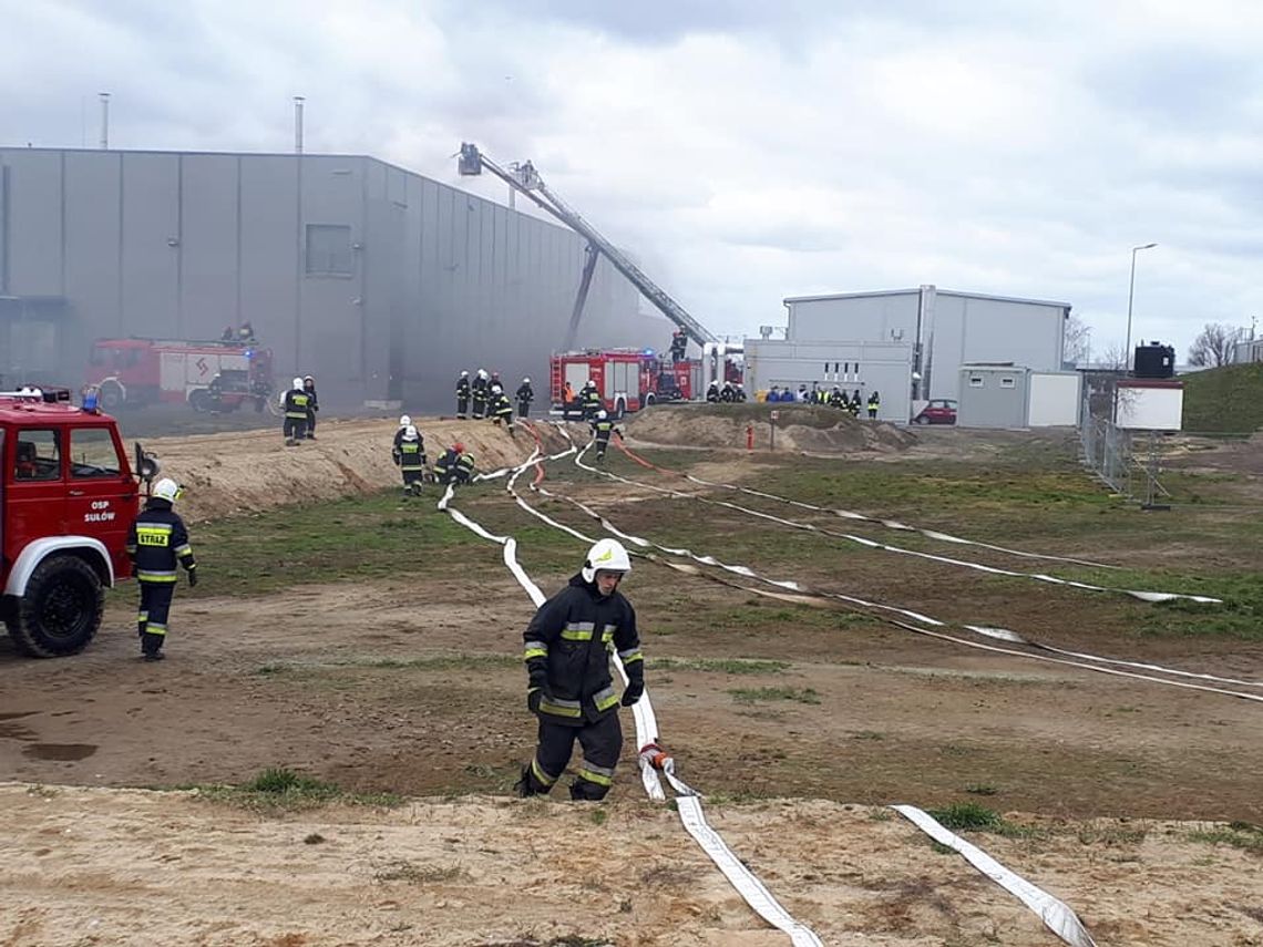 Gasili pożar w zakładach Tarczyńskiego - ćwiczenia