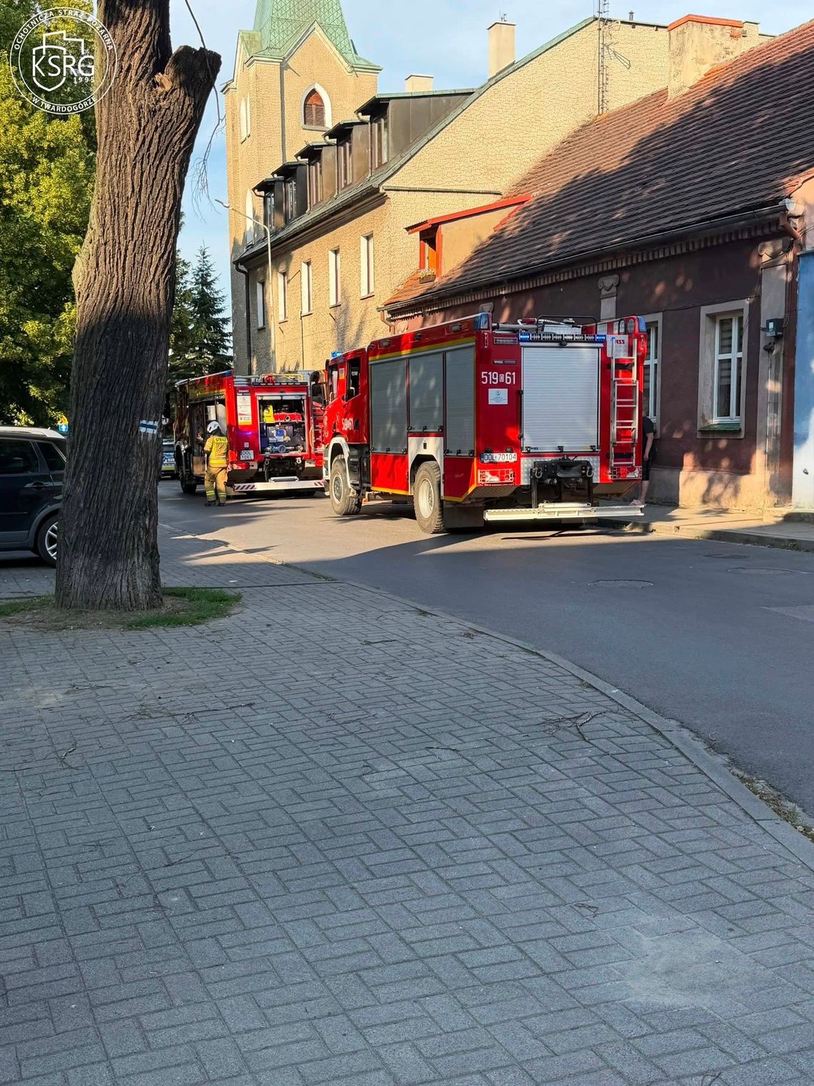 Gęste zadymienie w budynku wielorodzinnym, na miejsce ruszyło kilka zastępów straży pożarnej Gęste zadymienie w budynku wielorodzinnym, na miejsce ruszyło kilka zastępów straży pożarnej