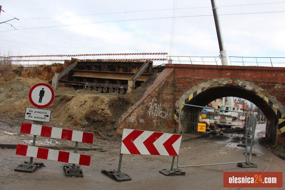 Gigantyczny żuraw w akcji – Oleśnica buduje tunel