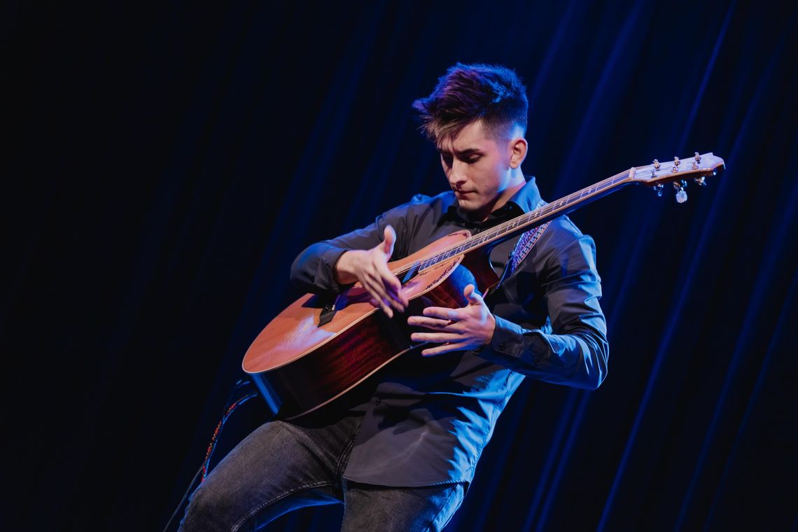 Gitarzysta z Oleśnicy wygrywa konkurs w Warszawie