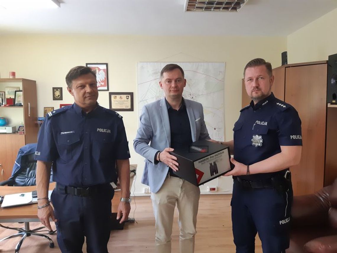 Wójt przekazał policjantom lornetkę