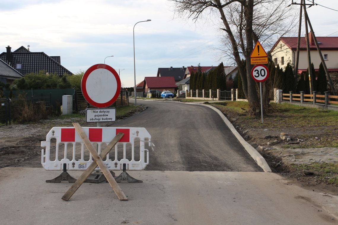 Gmina Oleśnica remontuje drogę w Dąbrowie