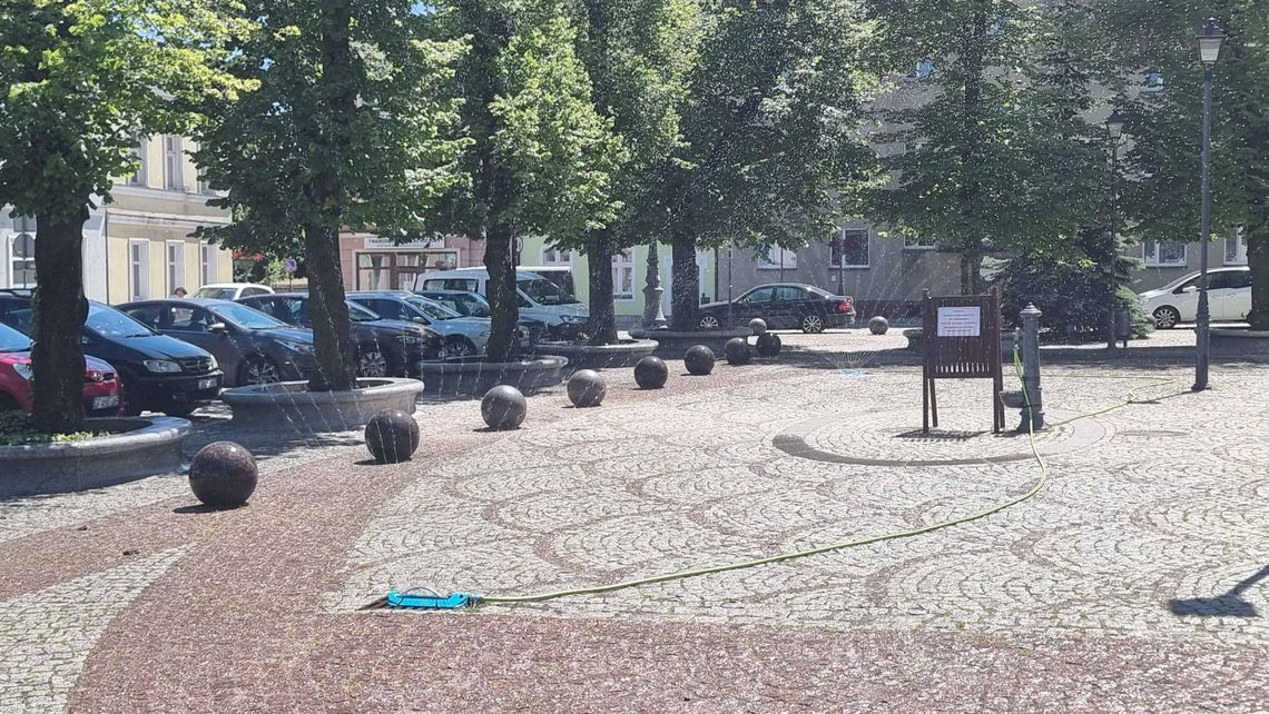 Gorąco jak w piecu! W Twardogórze ruszyły miejskie zraszacze – ratunek przed rekordowym upałem