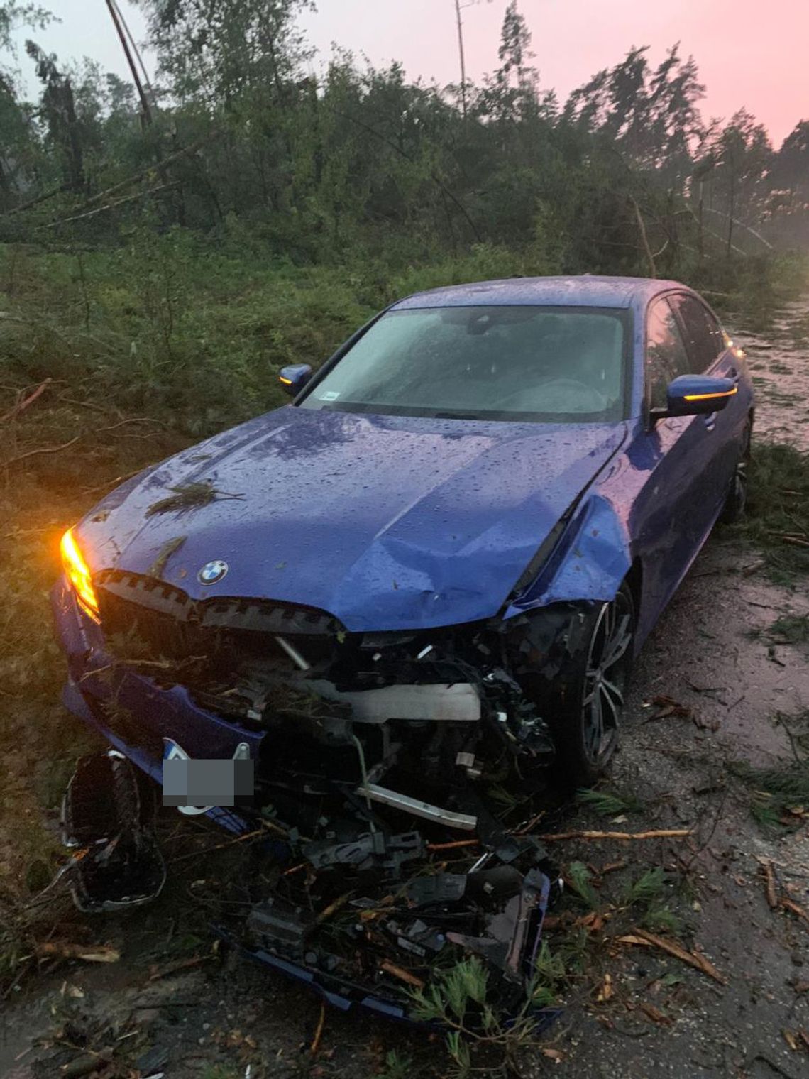 Grad zniszczył dwuletnie bmw. Szkoda całkowita