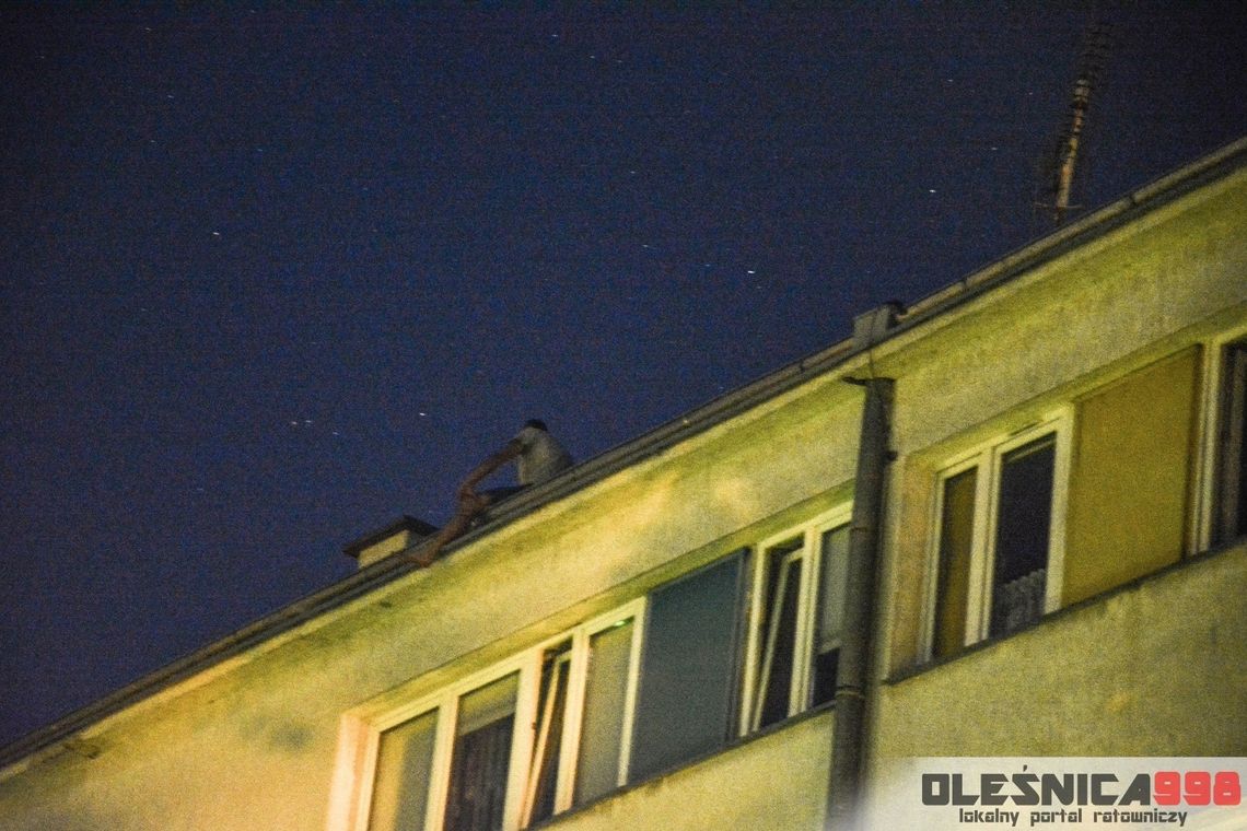 Groził, że skoczy z dachu kilkupiętrowego bloku w Oleśnicy