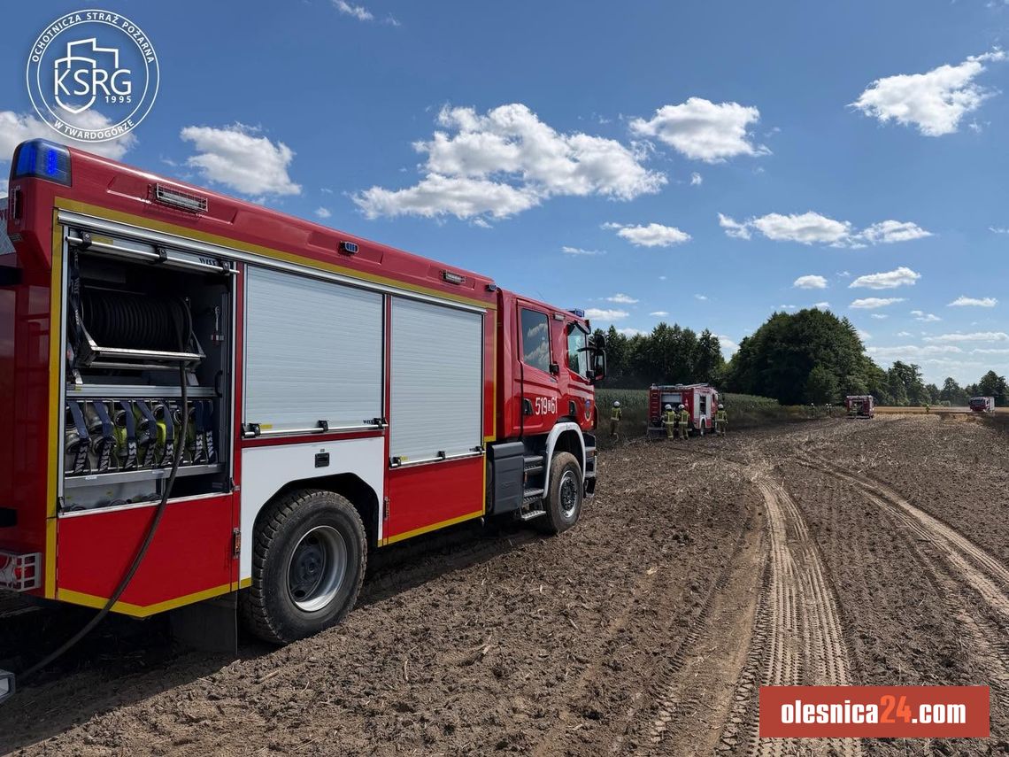 Groźny pożar pola w Dobroszycach. Do akcji ruszyło aż 10 zastępów straży pożarnej Groźny pożar pola w Dobroszycach. Do akcji ruszyło aż 10 zastępów straży pożarnej