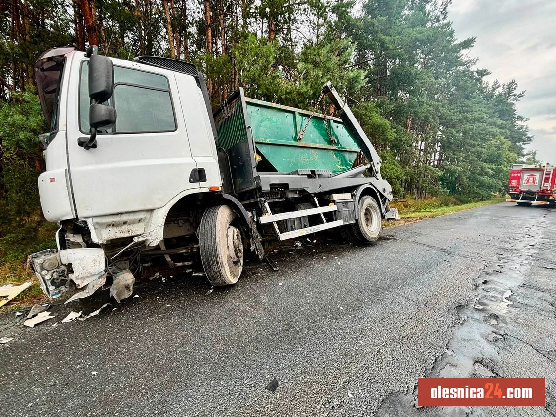 Groźny wypadek koło Ligoty Małej. Zderzyły się ciężarówka i samochód osobowy Groźny wypadek koło Ligoty Małej. Zderzyły się ciężarówka i samochód osobowy