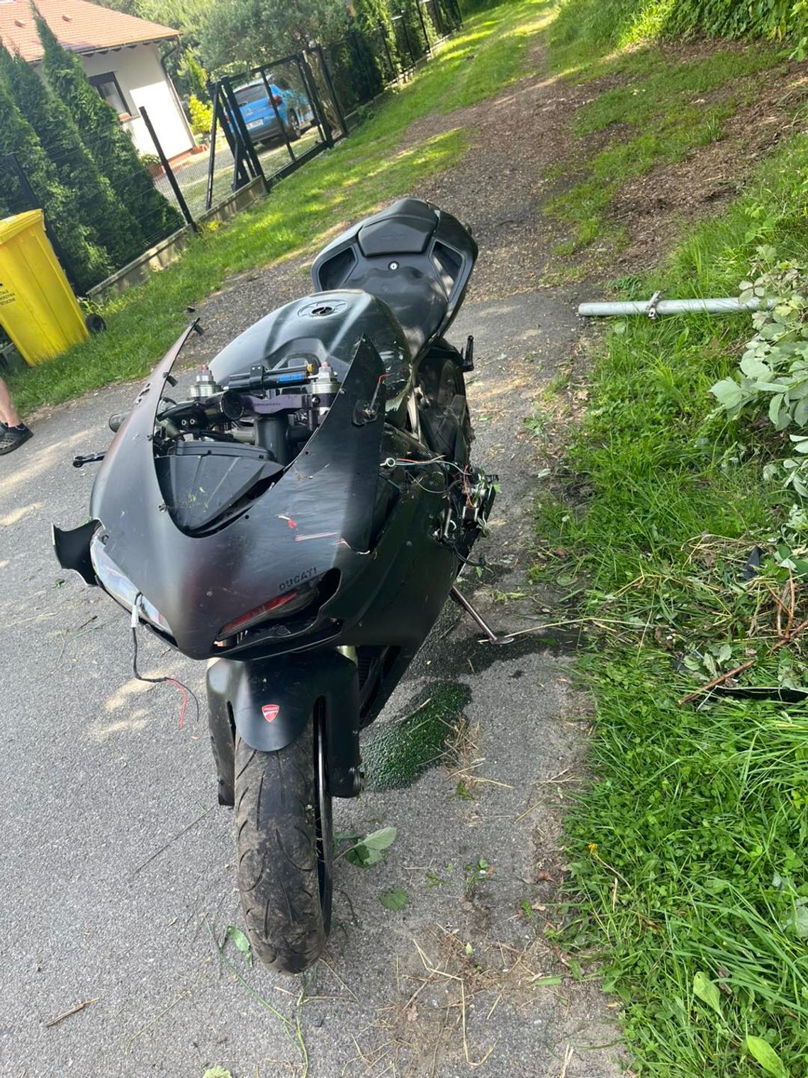 Groźny wypadek motocyklisty pod Oleśnicą. Na miejsce wezwano śmigłowiec LPR