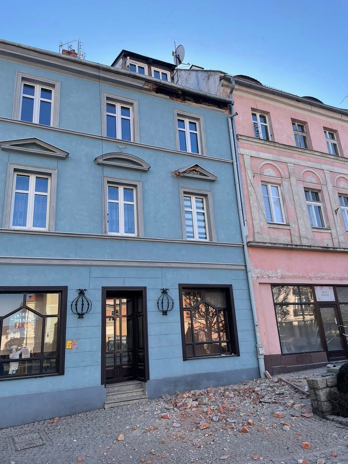 Gzyms runął na chodnik w samym sercu Oleśnicy!