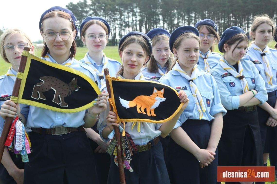 Harcerki na harcach w Twardogórze