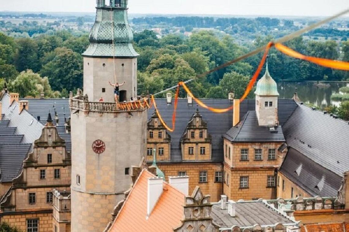 Highlinerzy nad zamkiem! W te dni z wieży w Oleśnicy zobaczysz to, czego nie zobaczysz nigdzie indziej