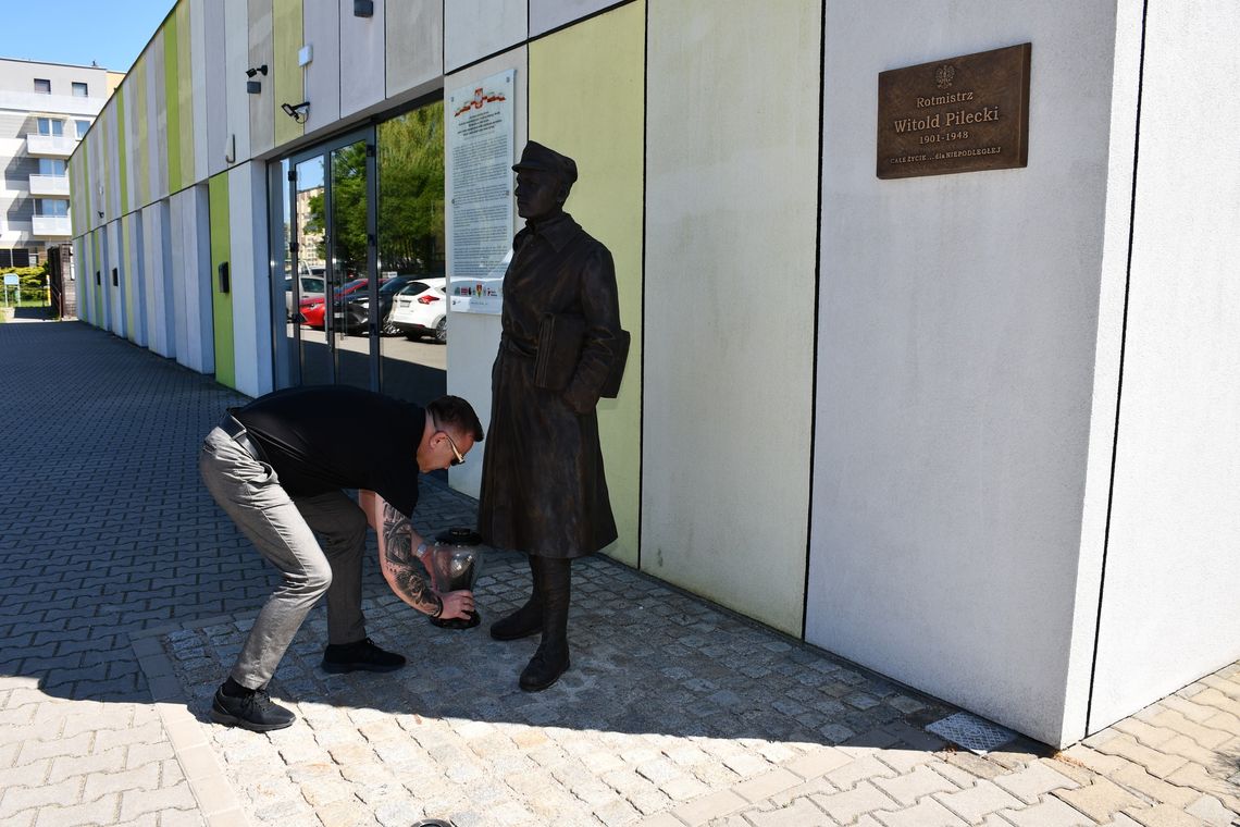 Hołd dla rotmistrza Pileckiego. W gminie Oleśnica pamiętają o bohaterze, który „dobrowolnie poszedł do piekła” Hołd dla rotmistrza Pileckiego. W gminie Oleśnica pamiętają o bohaterze, który „dobrowolnie poszedł do piekła”