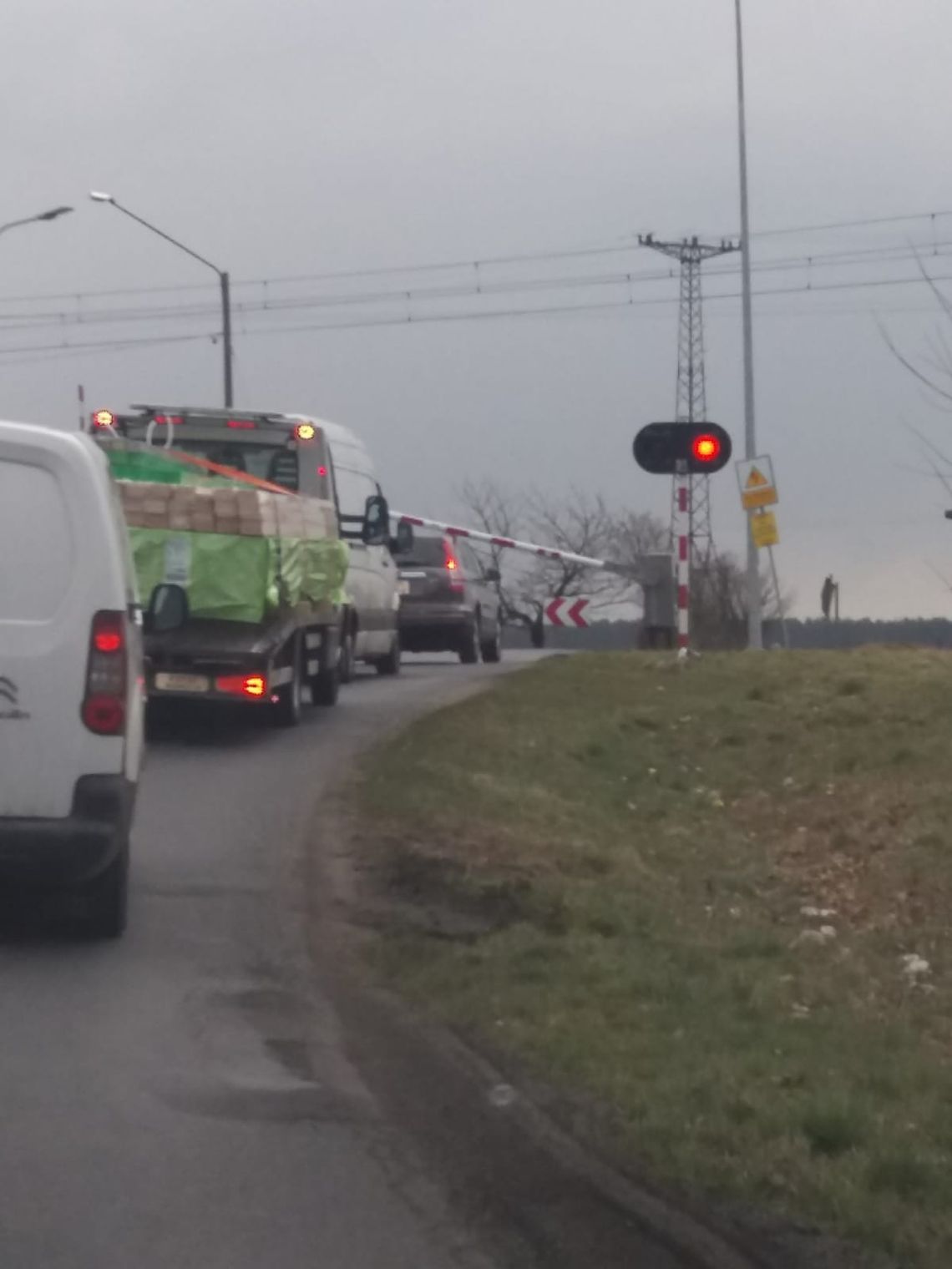 Honda wjechała na kolejową rogatkę przy czerwonym świetle