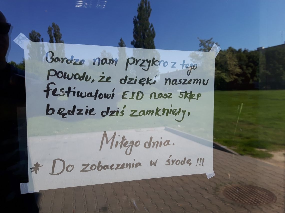 Intrygujący komunikat na drzwiach kebabu w Oleśnicy