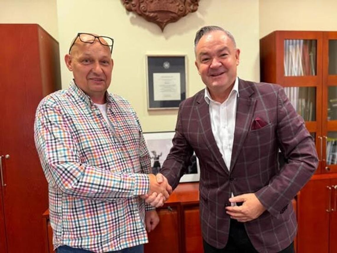 Jacek Surma nadal będzie zajmował się zegarem na wieży oleśnickiego ratusza