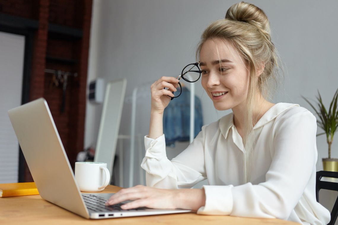Jak dbać o wzrok w erze ekranów? Praktyczne porady dla osób pracujących przy komputerze Jak dbać o wzrok w erze ekranów? Praktyczne porady dla osób pracujących przy komputerze