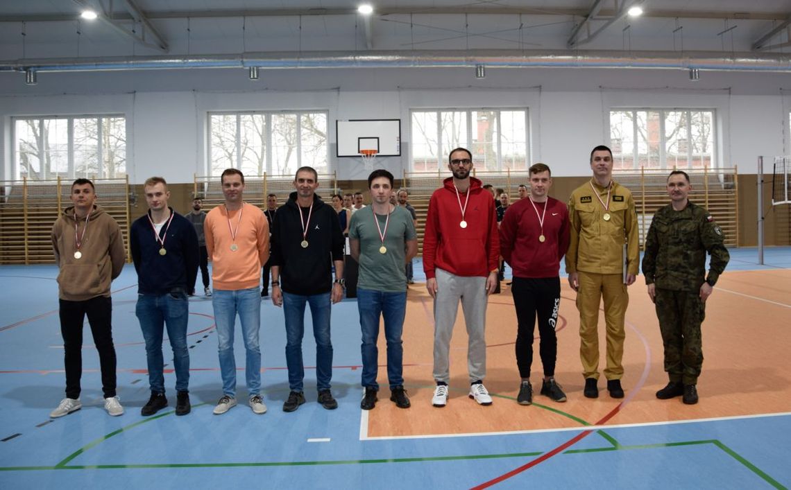 Jak mundurowi w siatkówkę grali