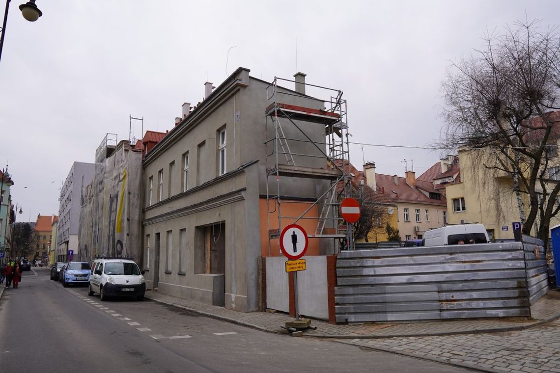 Jak przebiega przebudowa kamienicy na Zamkowej w Oleśnicy?