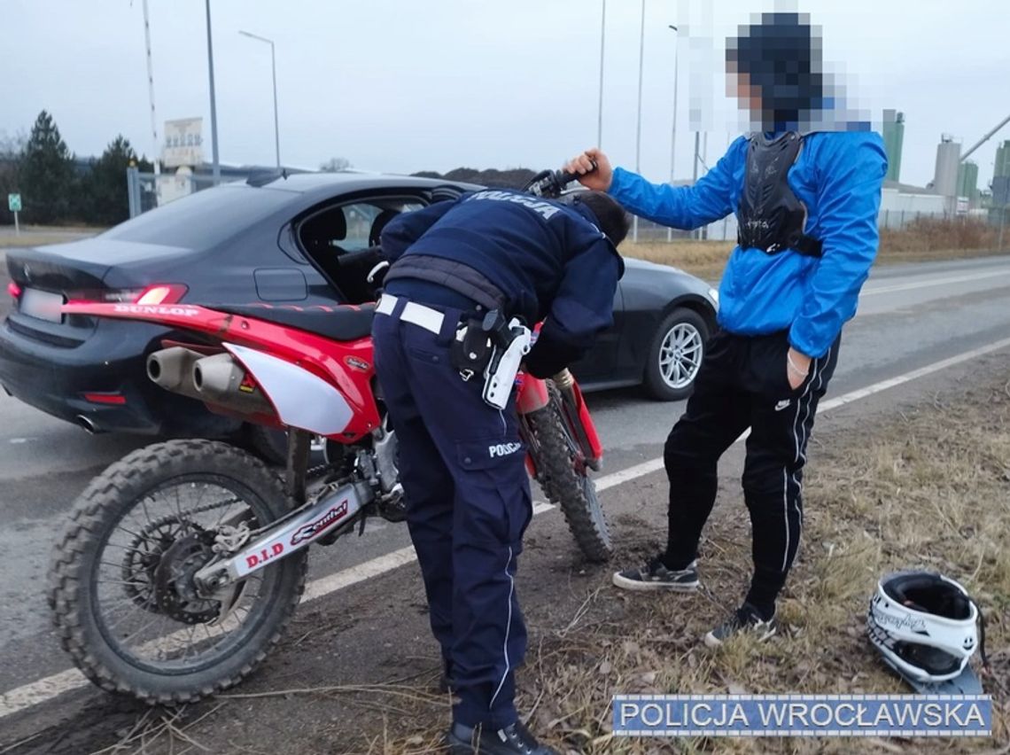 Jazdą na jednym kole popisywał się na oczach policjantów (WIDEO)