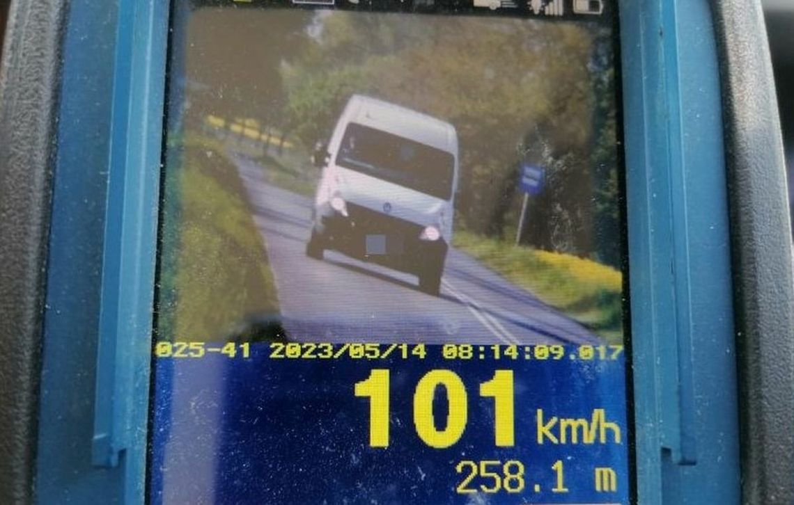 Jechał busem z prędkością 100 km/h w terenie zabudowanym