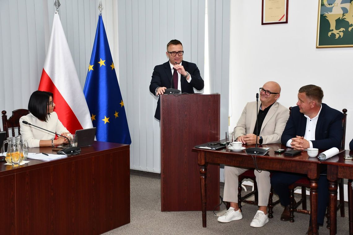 Jednogłośne absolutorium dla wójta! Marcin Kasina triumfuje w Gminie Oleśnica Jednogłośne absolutorium dla wójta! Marcin Kasina triumfuje w Gminie Oleśnica
