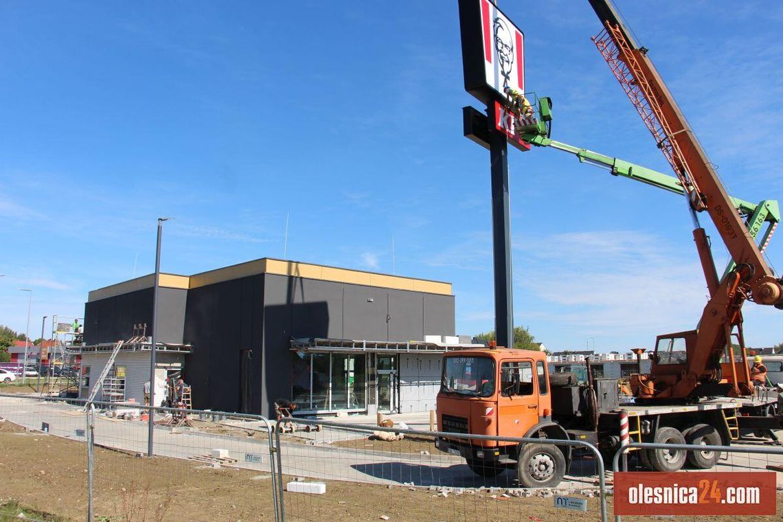 KFC w Oleśnicy ustawiło już tablicę z logo