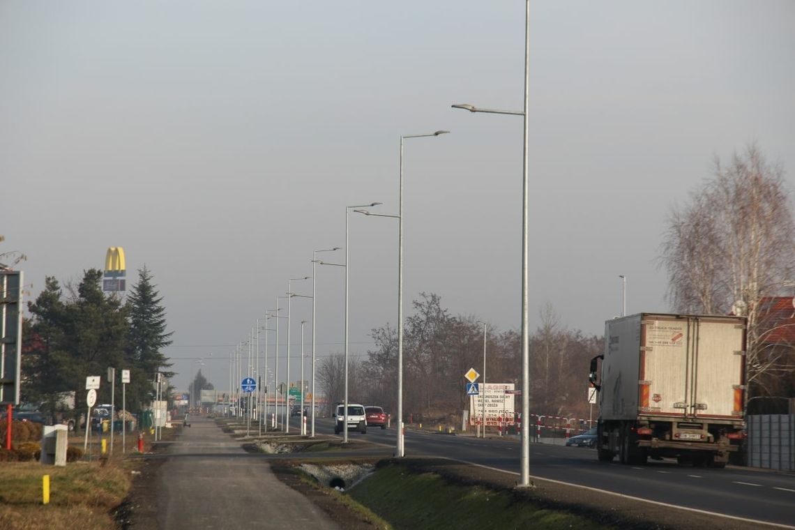Kiedy zaświecą lampy na Dobroszyckiej?