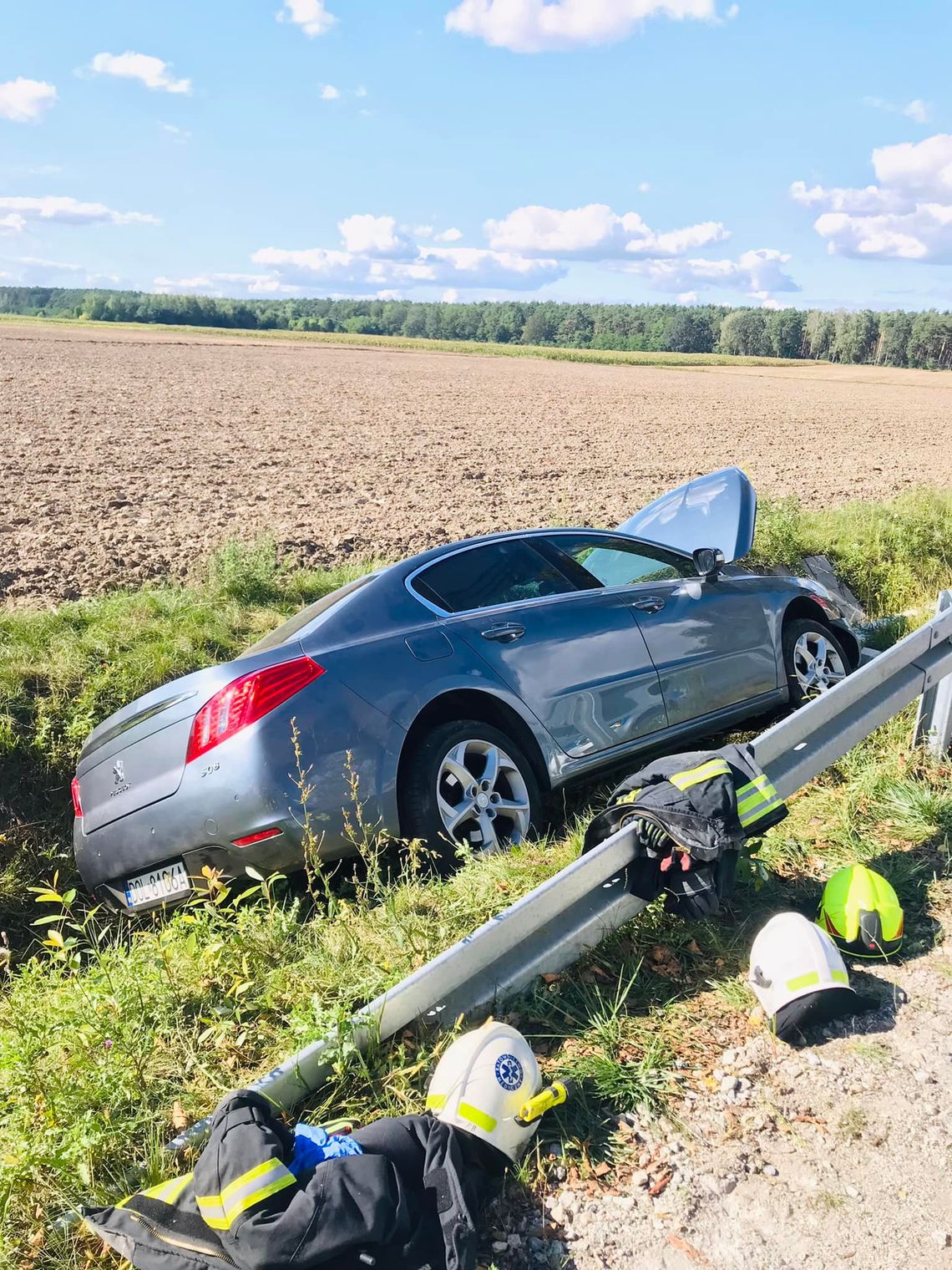 Kierowca peugeota wjechał do rowu. Przyleciał po niego śmigłowiec LPR