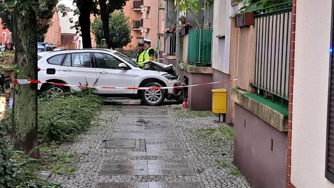 Kierująca BMW wjechała w budynek w Oleśnicy