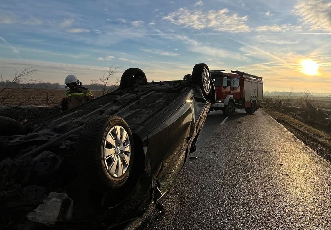 Kierująca wypadła z drogi, a jej auto dachowało