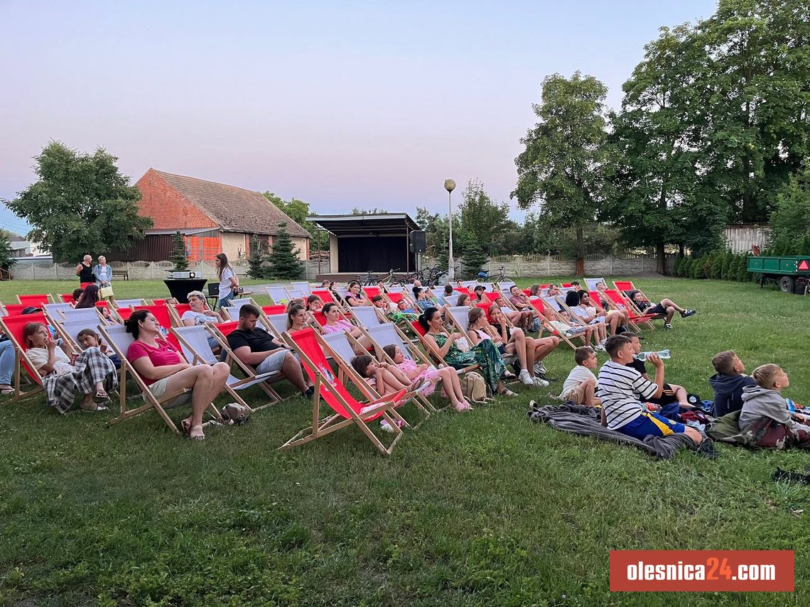 Kino pod gwiazdami przyciągnęło mieszkańców. Udany wieczór z GOK w Dziadowej Kłodzie