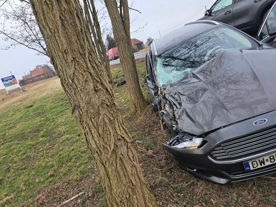 Kobieta za kierownicą Forda wpadła do rowu koło Sycowa Kobieta za kierownicą Forda wpadła do rowu koło Sycowa