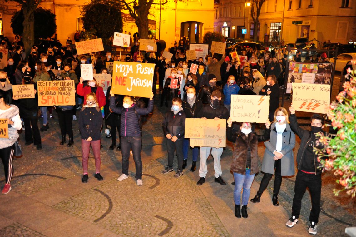 Kolejna demonstracja przeciwko orzeczeniu Trybunału Konstytucyjnego w Oleśnicy [ZDJĘCIA I VIDEO]