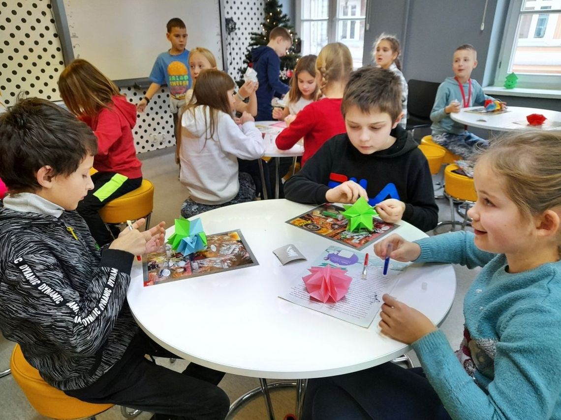 Kolejni uczniowie poznawali oleśnicką bibliotekę