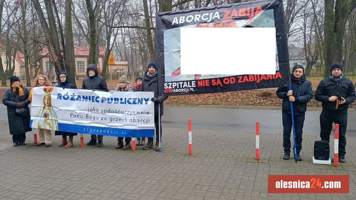 Kolejny publiczny różaniec pod szpitalem w Oleśnicy Kolejny publiczny różaniec pod szpitalem w Oleśnicy