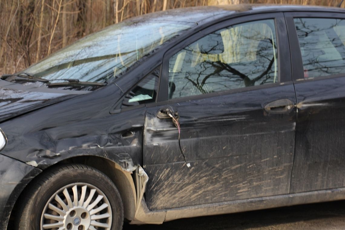 Kolizja fiata i pojazdu wojskowego na Wileńskiej w Oleśnicy 